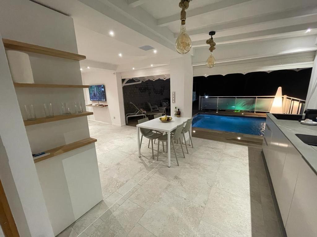 Les Appart Villa Sunbay Caraibes Avec Piscine Privative Vue Mer Et Montagne Le François Екстериор снимка